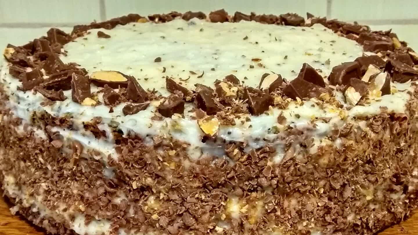 Я прикрасив кусочками шоколадом і шоколадною стружкою.🍫