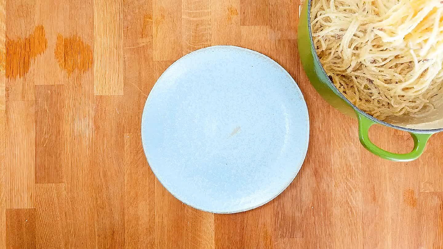 etti, pour the egg mixture into the spaghetti. Keep stirring for about a minute. The goal is to very gently cook the egg and melt the cheese.
