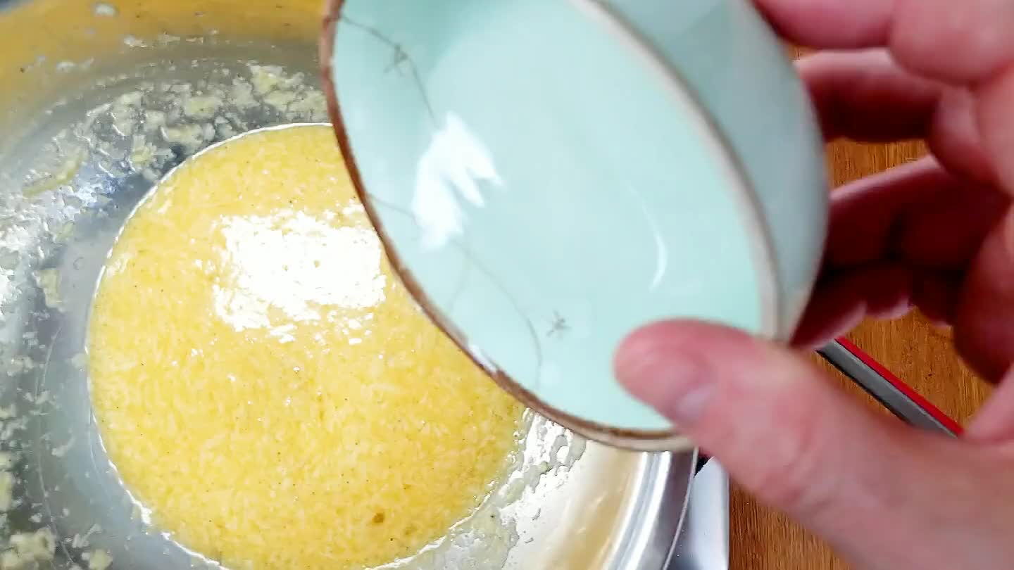 etti, pour the egg mixture into the spaghetti. Keep stirring for about a minute. The goal is to very gently cook the egg and melt the cheese.