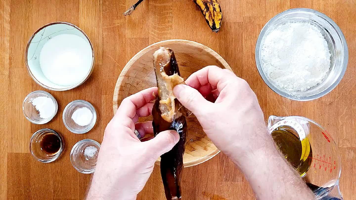 r this recipe. If you accidentally let some bananas sit too long and they start to turn black, just store them in the freezer until you want to make banana bread.