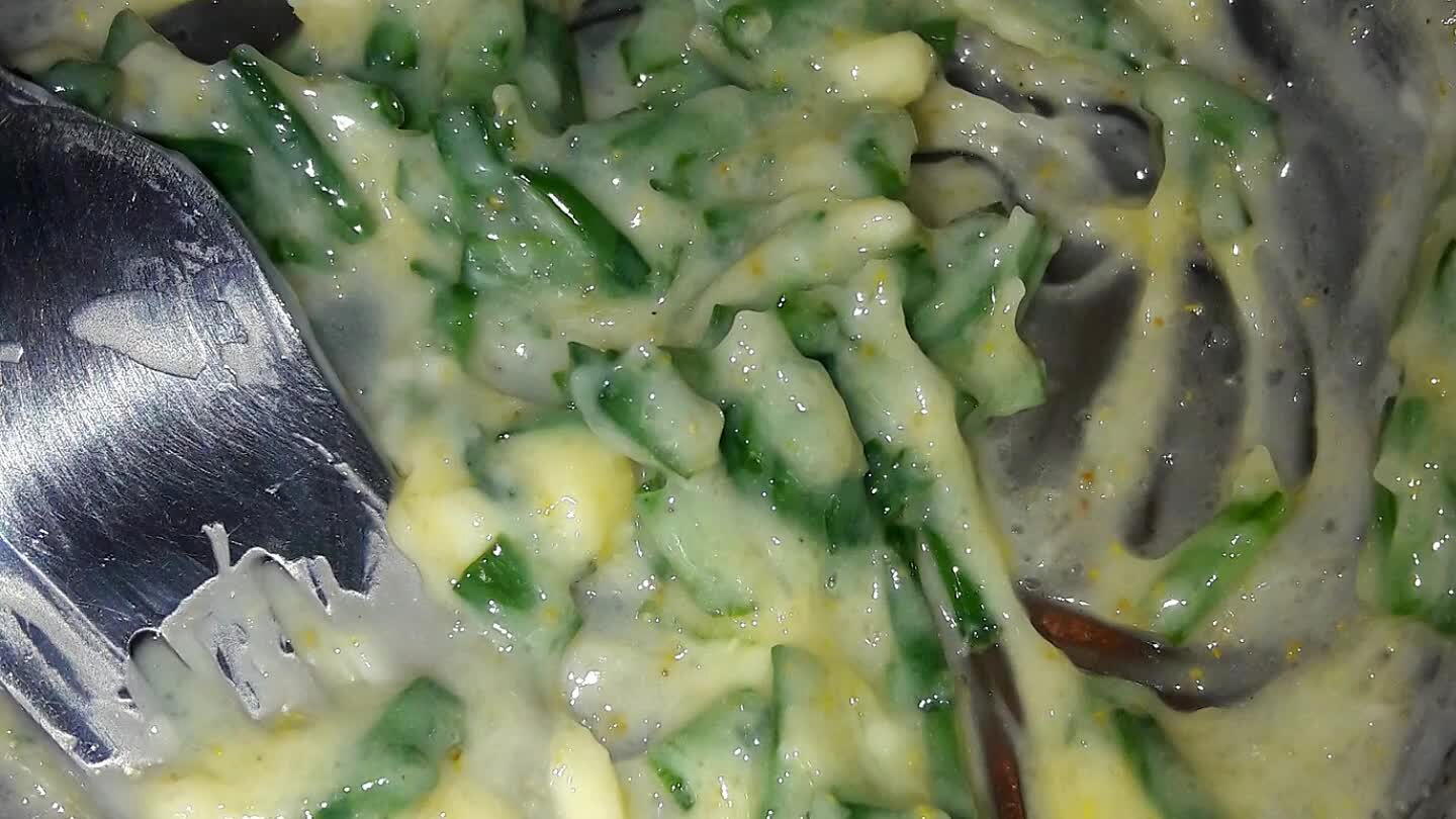 er, a pinch of salt and chopped up chives and thyme. Move it aside
