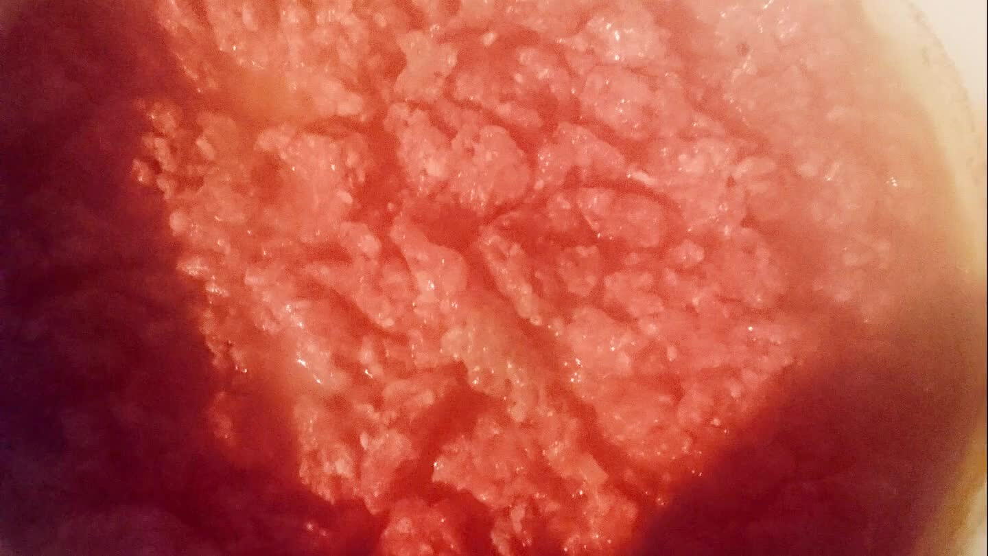 Una vez dorada la cebolla agregar la carne molida (condimentar a gusto) agregar media taza de agua y dejar cocinar