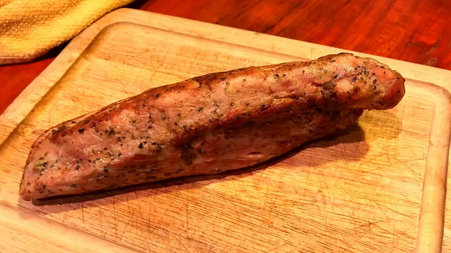 Predhrej rúru na 150°C. Na grilovacej panvici na strednom ohni opeč do zlatista obe strany panenky. Prelož panenku na pekáč a nechaj piecť pri teplote 60°C.