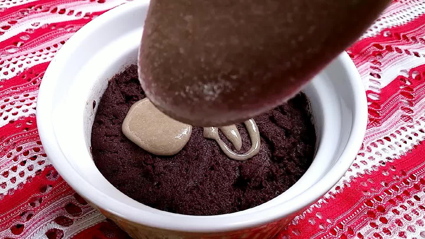 espalhar no topo. Fica meio que com um efeito de bolo de chocolate alemão.