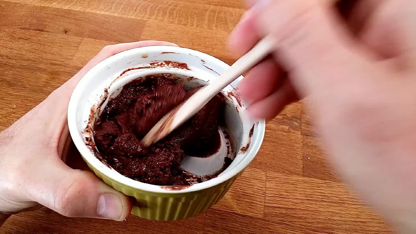 tudo ficar completamente misturado. Suavize o topo e tente limpar um pouco dos lados.