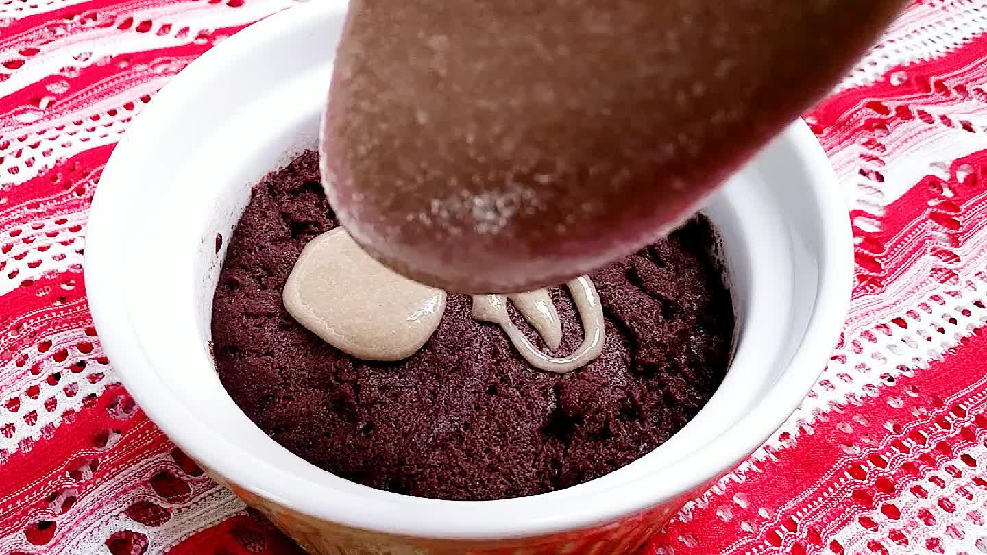 Es ist schon toll, Sie können aber auch etwas veganes Kokosnusskaramell zum Draufträufeln machen. Eine Art Deutscher-Schokoladenkuchen-Effekt.