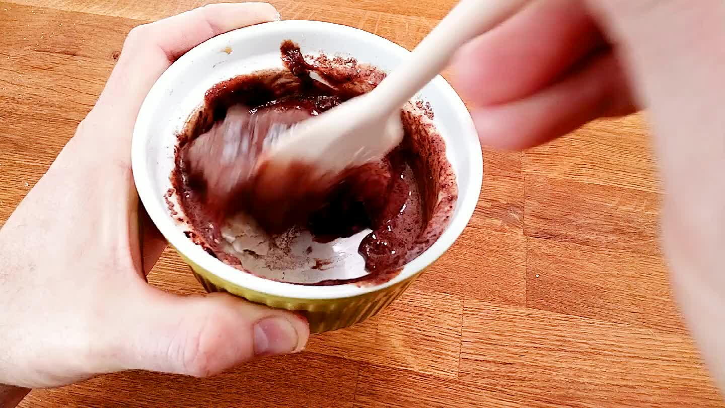 Vermischen Sie langsam alle Zutaten und schaben Sie am Rand der Tasse, bis alles vollständig einbezogen ist. Glätten Sie die Oberfläche und versuchen Sie, die Seiten etwas zu säubern.
