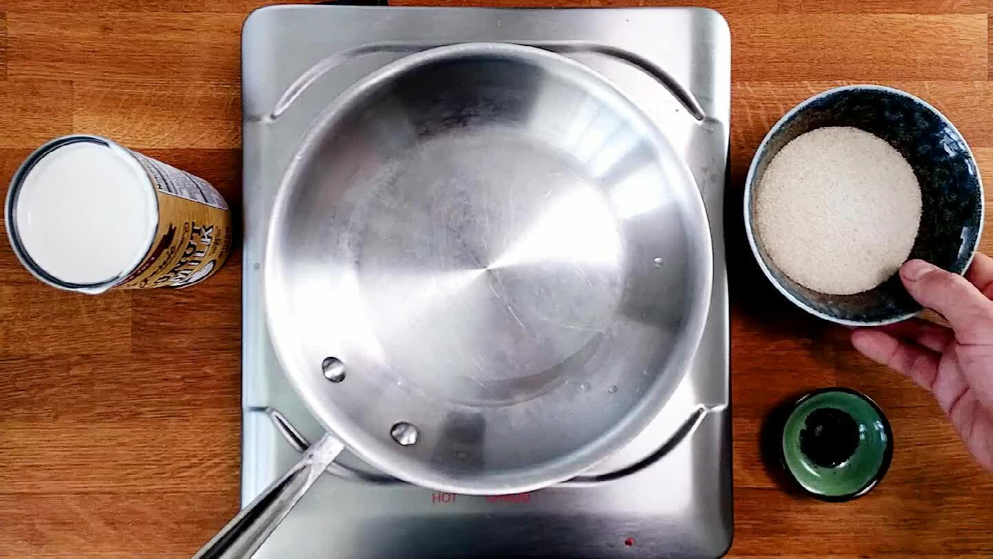 Riscalda lo zucchero in una padella a fuoco medio fino a quando non inizia a sciogliersi.