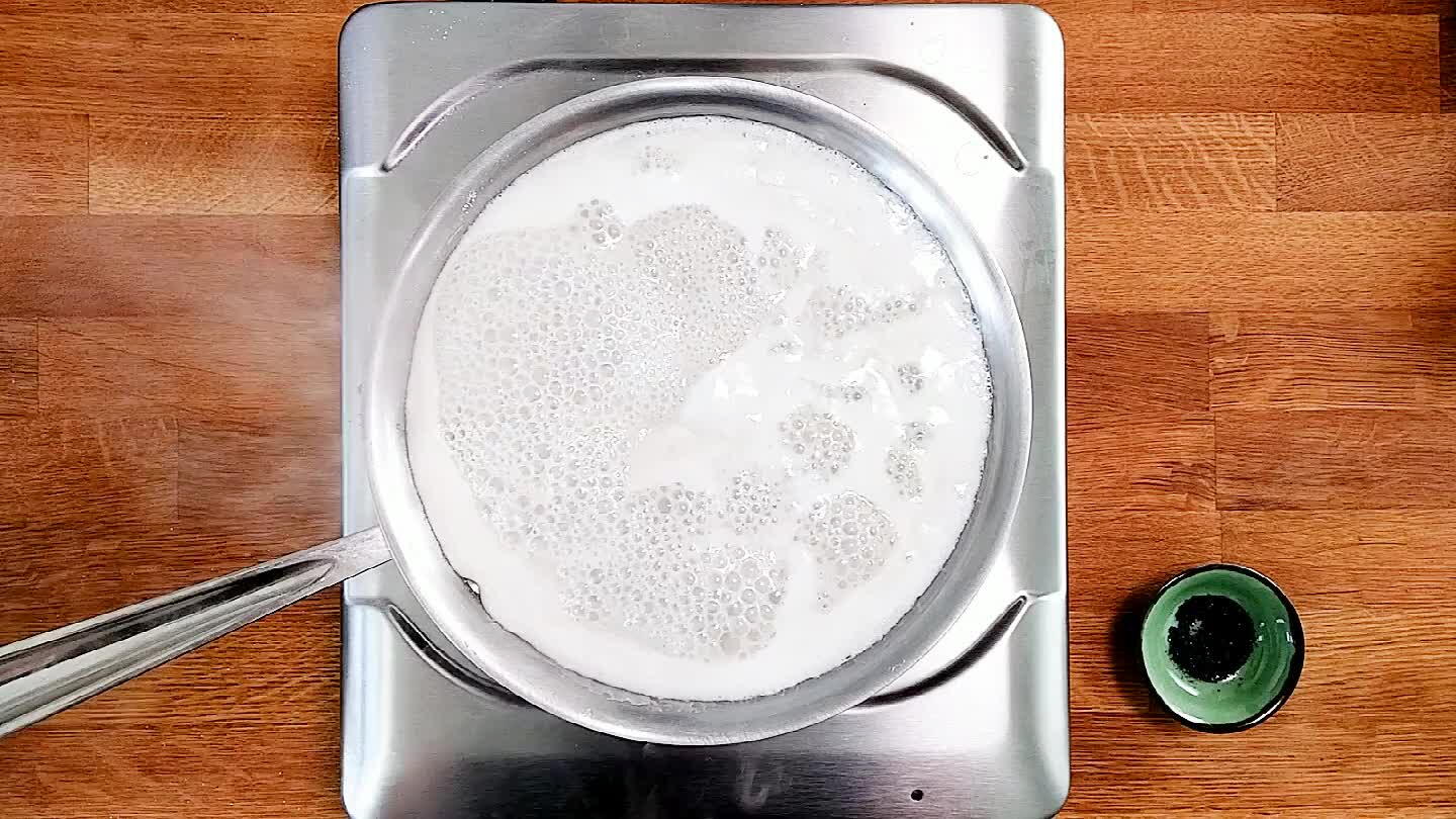 Die Kokusnussmilch hinzugeben und gut zum Kücheln bringen.