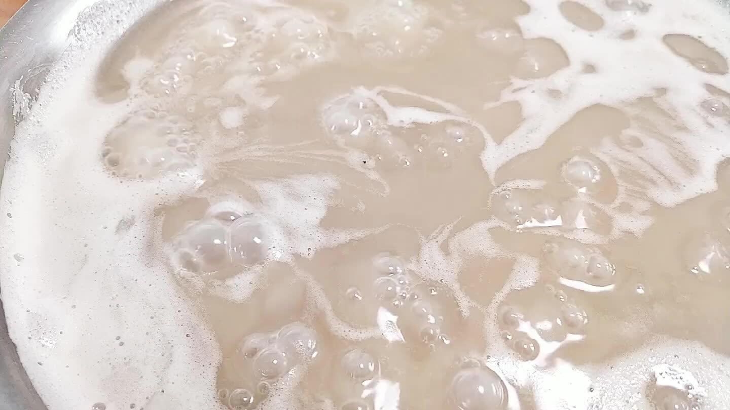 Bei einem starken Köcheln halten. Sie wollen verhindern, dass die Milch überkocht, aber Sie wollen auch nicht, dass Sie sich zu schnell absetzt.