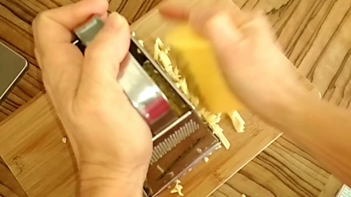Nastrouháme si sýr, který dáme na brambory před koncem dopékání.