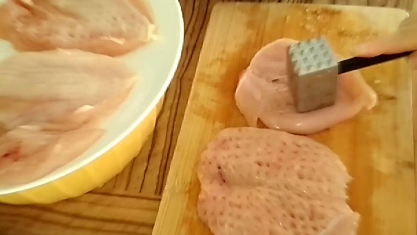 Kuře mírně naklepeme, osolíme, opepříme a položíme na brambory do pekáče.