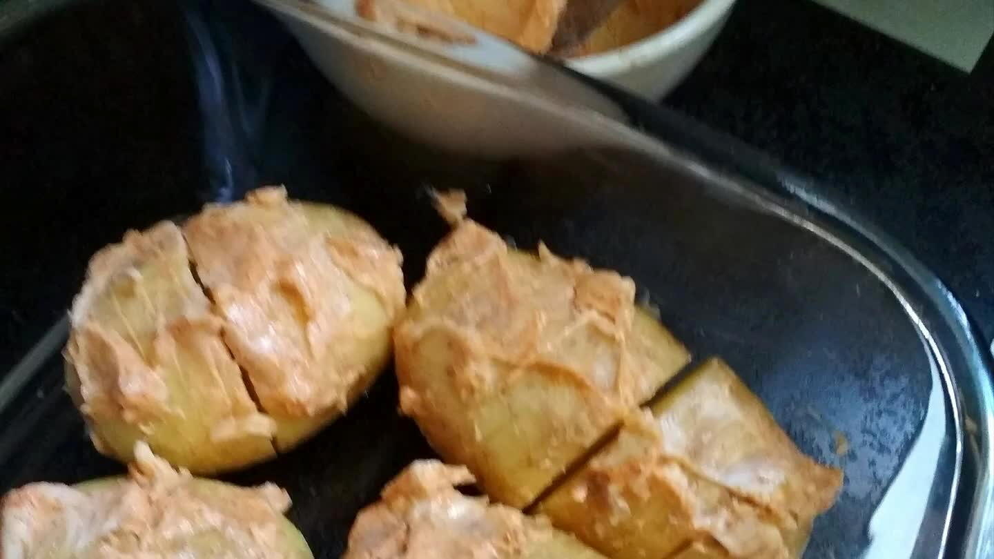 ykrywamy folią spożywcza i wkładamy do piekarnika nagrzanego do 180°.