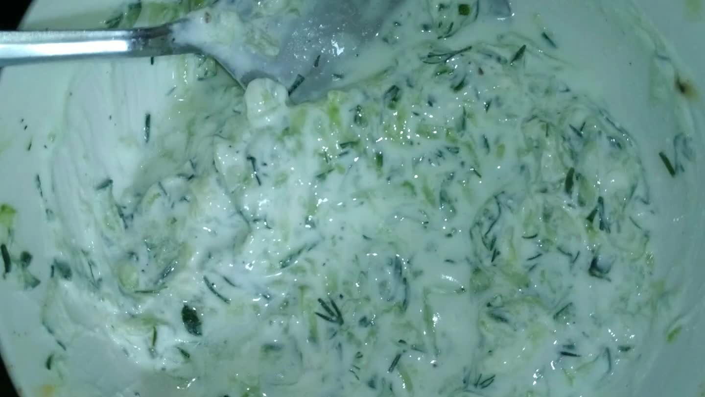 ieniutkie plasterki. Lekko solimy i czekamy aż ogórek puści sok.