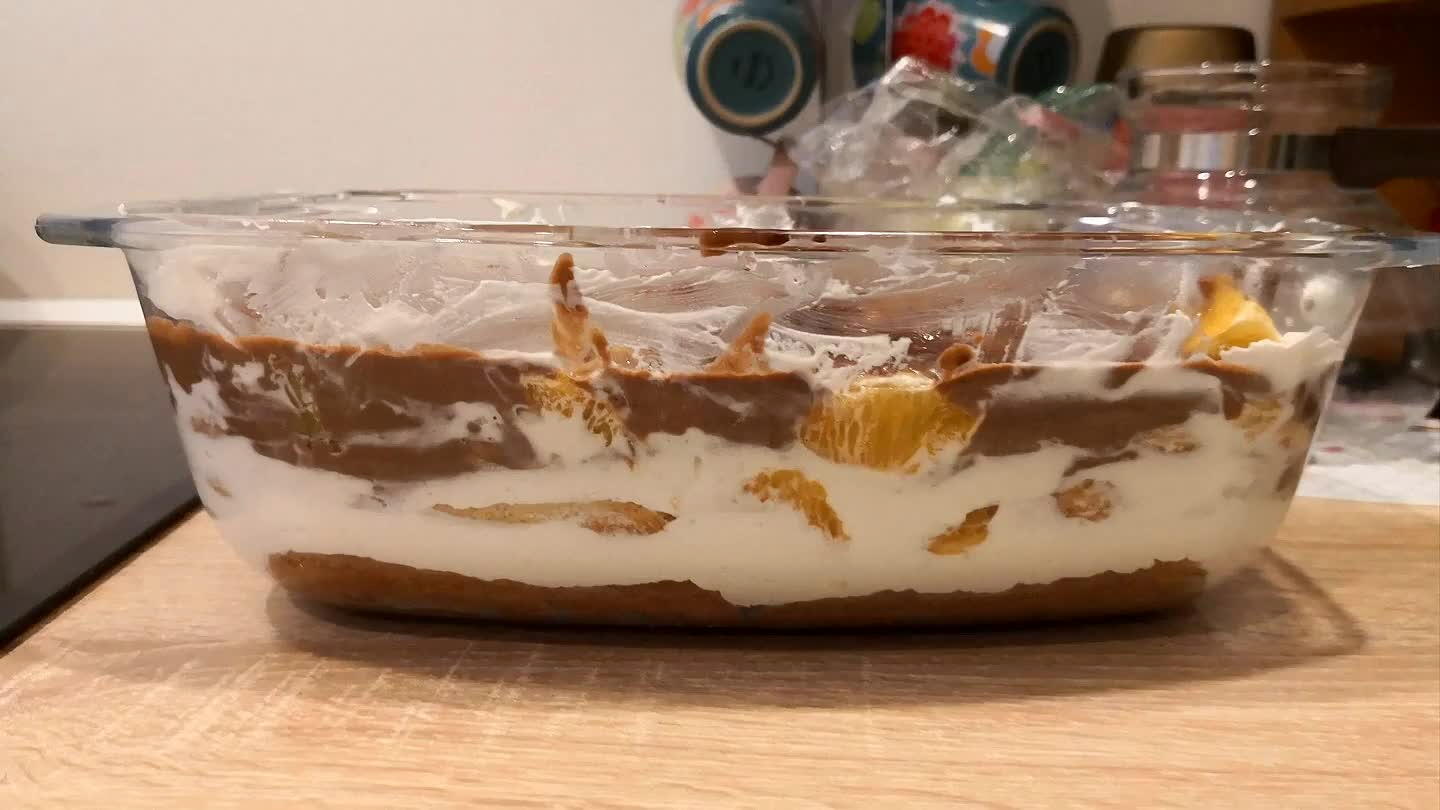 ádovú ryžu alebo kokos. Ja som to nechala bez posýpky. Stačí už koláčik vložiť na 24 hodín do chladničky a môžete podávať. Dobrú chuť☺️😊😋