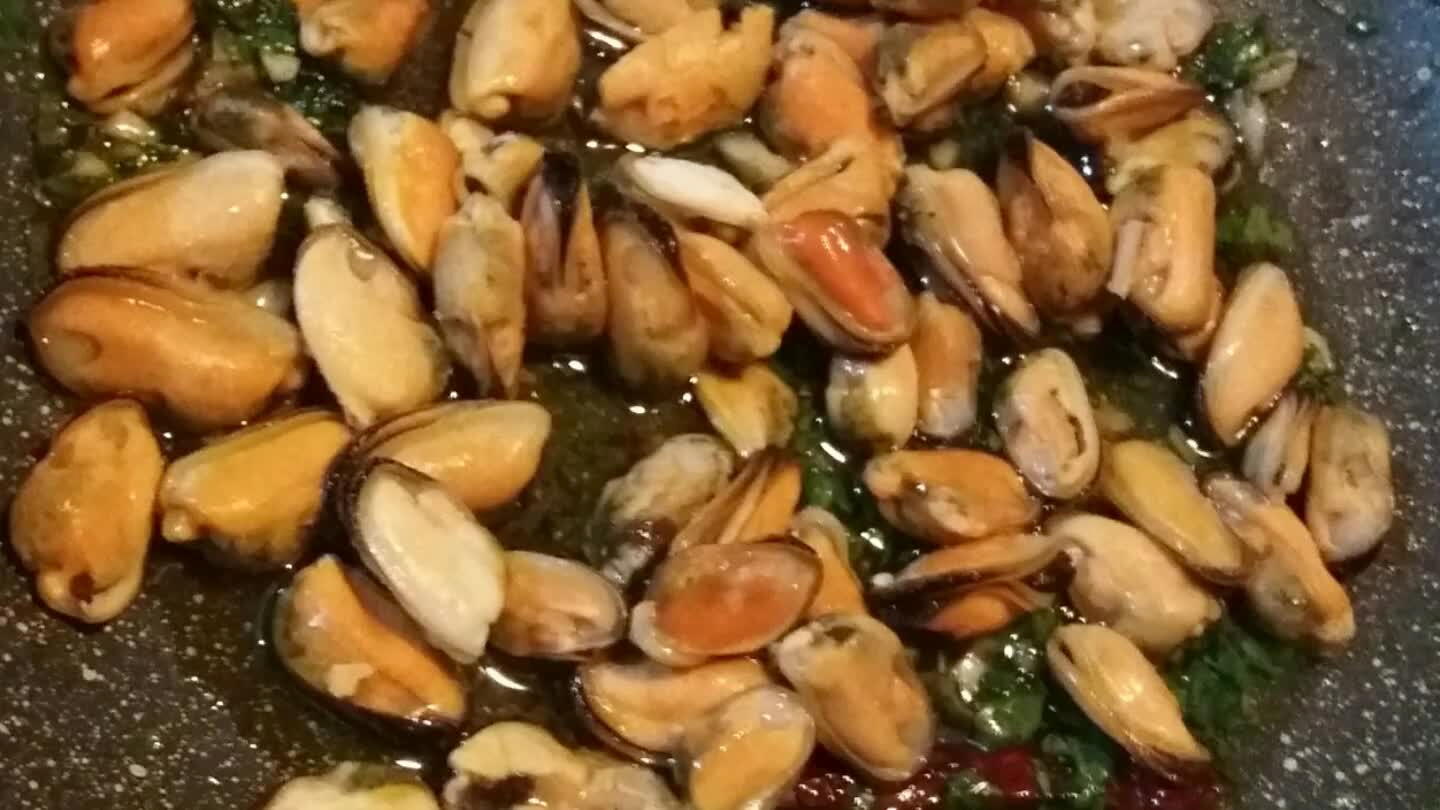 cchiai di olio EVO...dopo 3 min. posare le cozze...