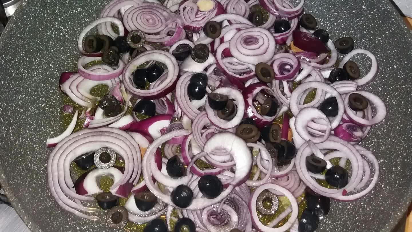 e ...aggiungere le olive e spargere un pizzico di sale grosso...