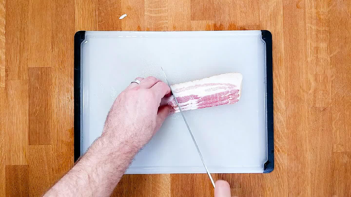 m para isso. Eu costumo preferir a pancetta, pois os temperos geralmente são mais pronunciados. Mas geralmente é mais cara e mais difícil de achar do que bacon.