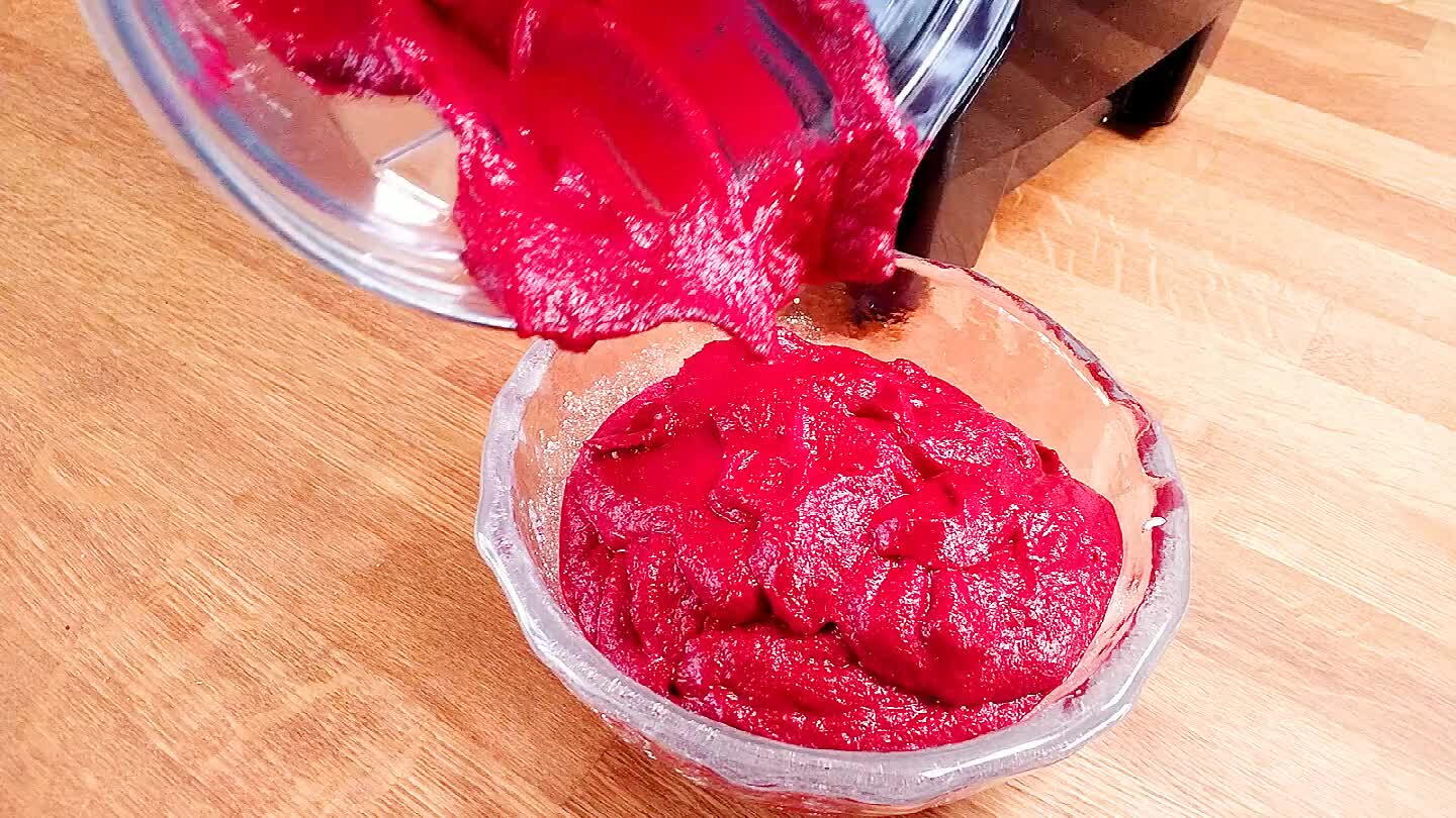 Als Dip für Pita-Chips oder Gemüse servieren. Mit Petersilie, Ölivenöl und Pinienkernen garnieren