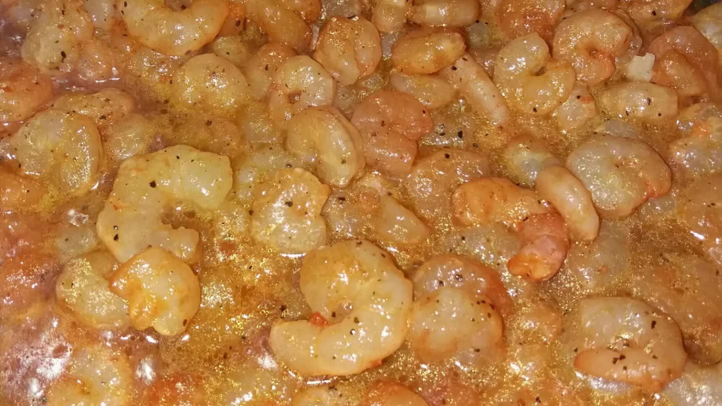 i vino bianco ... ( buon vino bianco ) ... e continuiamo a cucinare i gamberetti x altri 5 min. Poi alla fine facciamo riposare tutto x 30 min. In frigo...