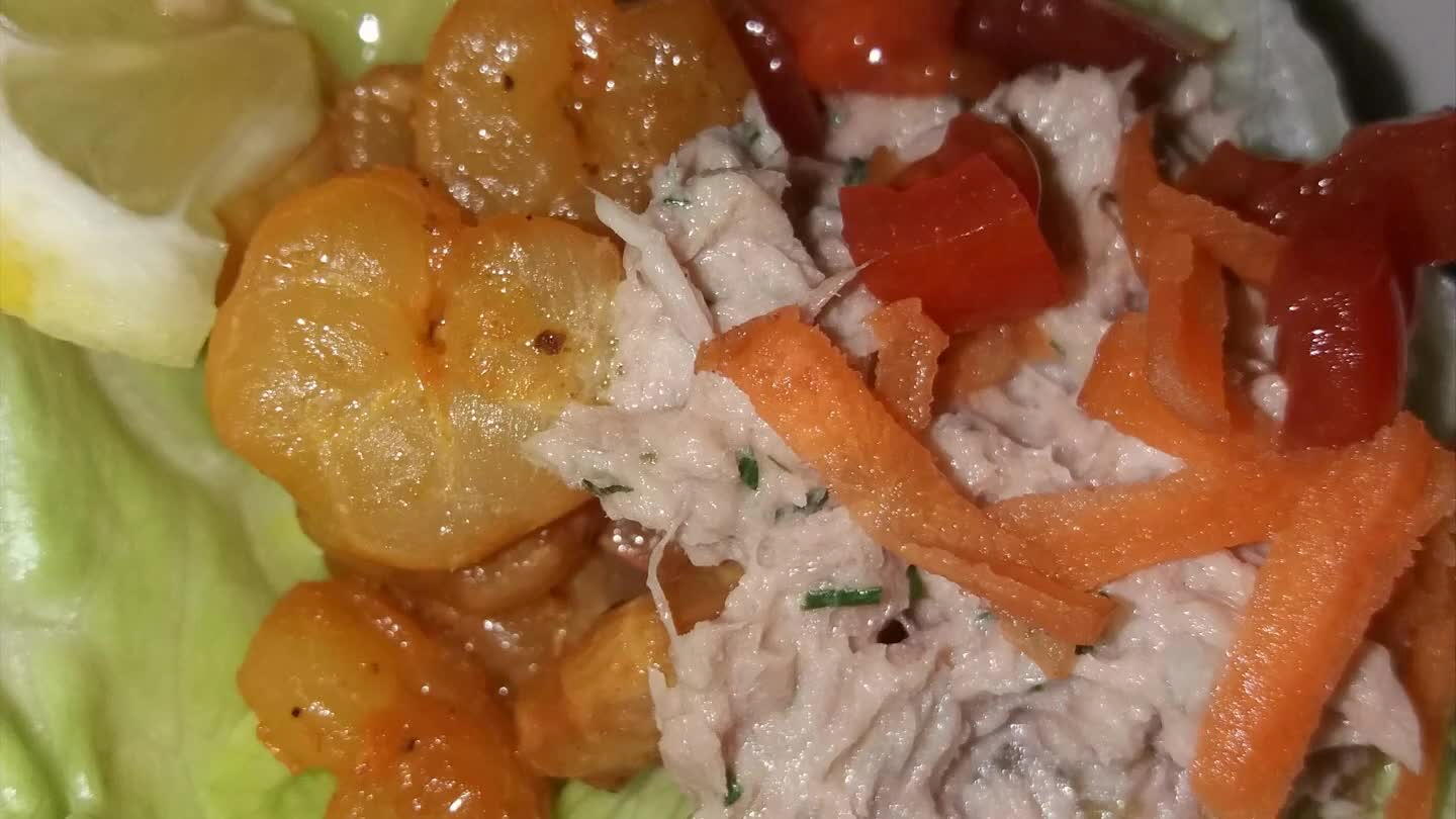 n base ... un po' di carota grattata...qualche spettro di pomodorino ... la maionese tonnata pry'vs ... e come ultima cosa ... una buona dose di degustazione ... !!!