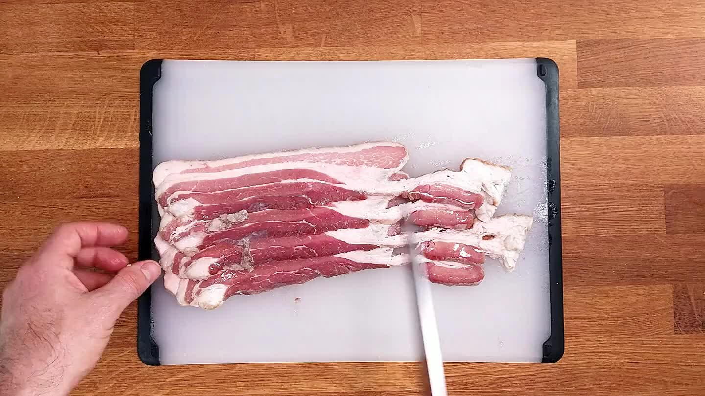 en wickeln. Den Speck mit einem kleinen Spieß oder Zahnstocher befestigen.