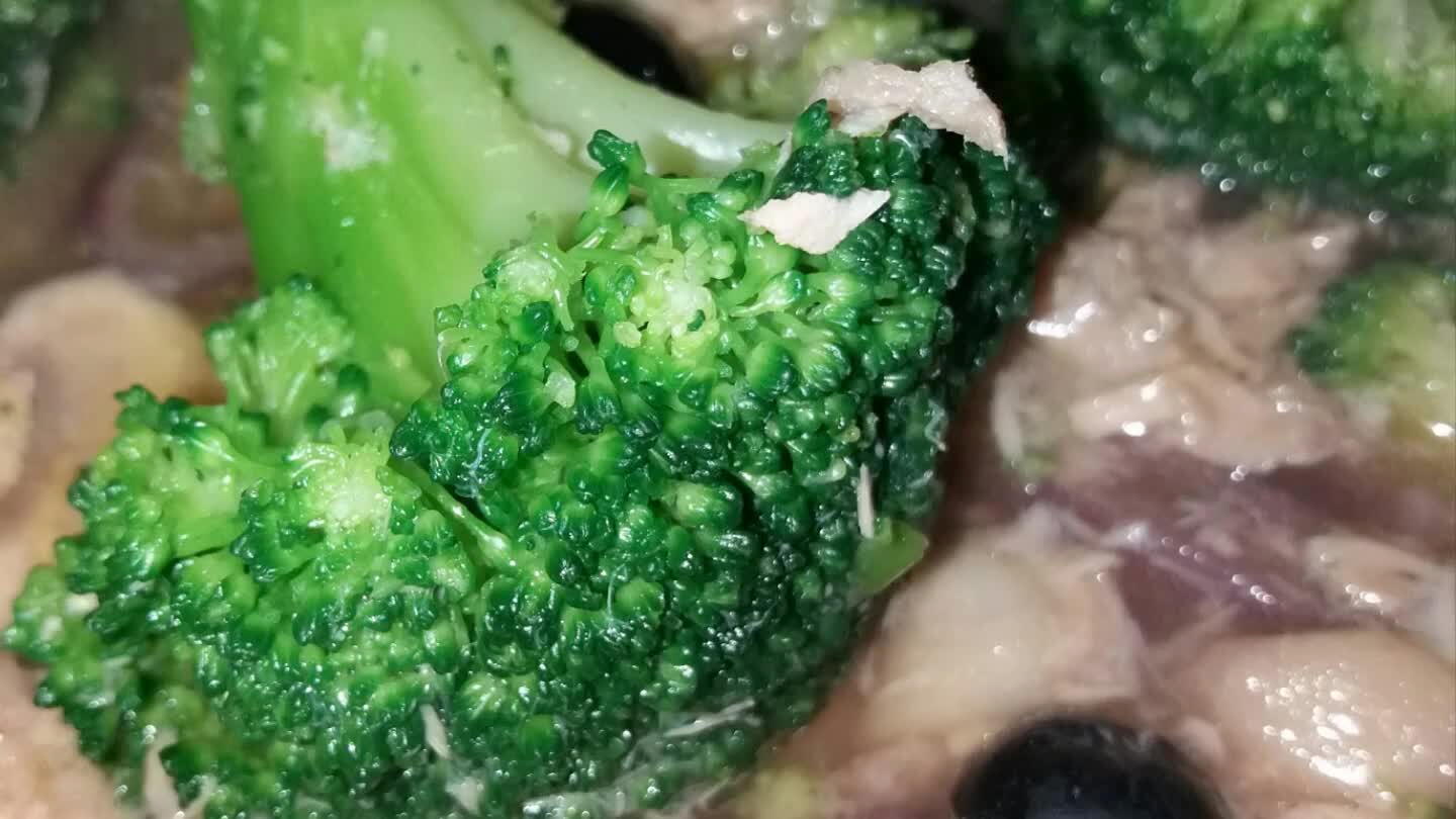 x circa 15 minuti aggiungendo ogni tanto una sfumatura di vino ...mescolare piano e continuare la cottura aggiungendo un pizzico di sale il curcuma e il pepe ...