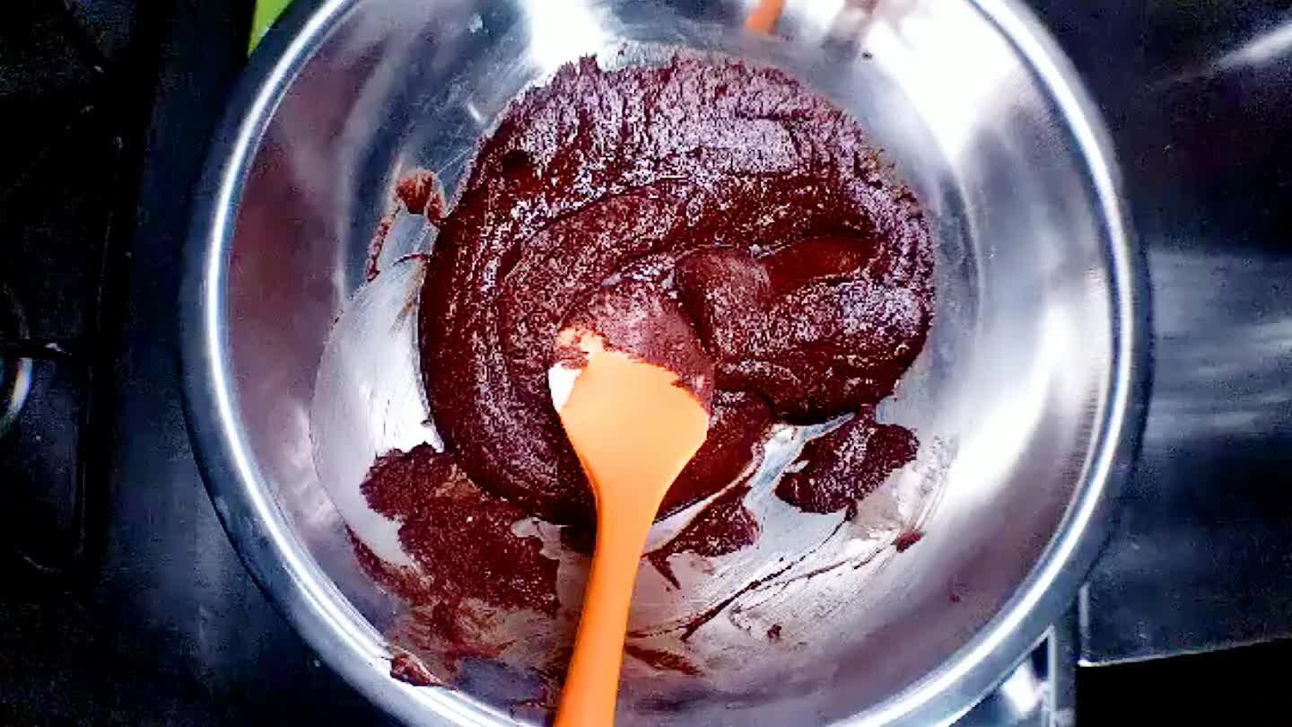 iungi i tuorli e mischia dolcemente.