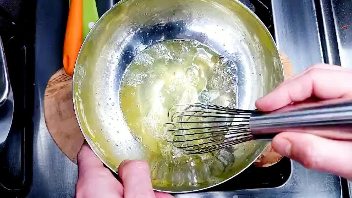 trica o KitchenAid se lo hai. Monta le chiare a neve fino ad ottenere dei picchi ben fermi.