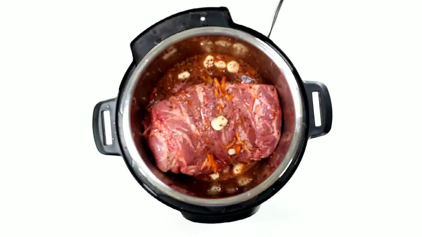 nalice la cocción, la carne de cerdo deberá estar muy tierna. Si resulta difícil separarla con 2 tenedores, vuelve a tapar y cocina durante 30 minutos más.