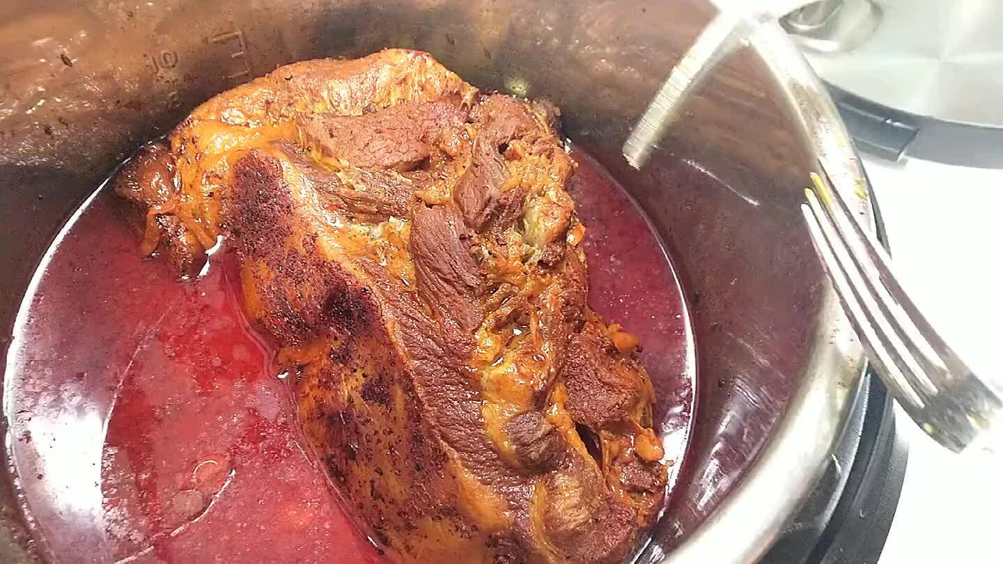 jugo. Suelo servirlo como carnitas con arroz y frijoles, tortillas y una ensalada simple de repollo.