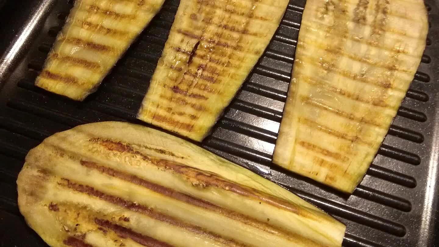 тобы они не были жирными я смазываю их маслом кулинарной кистью непосредственно перед тем как положить на сковороду.