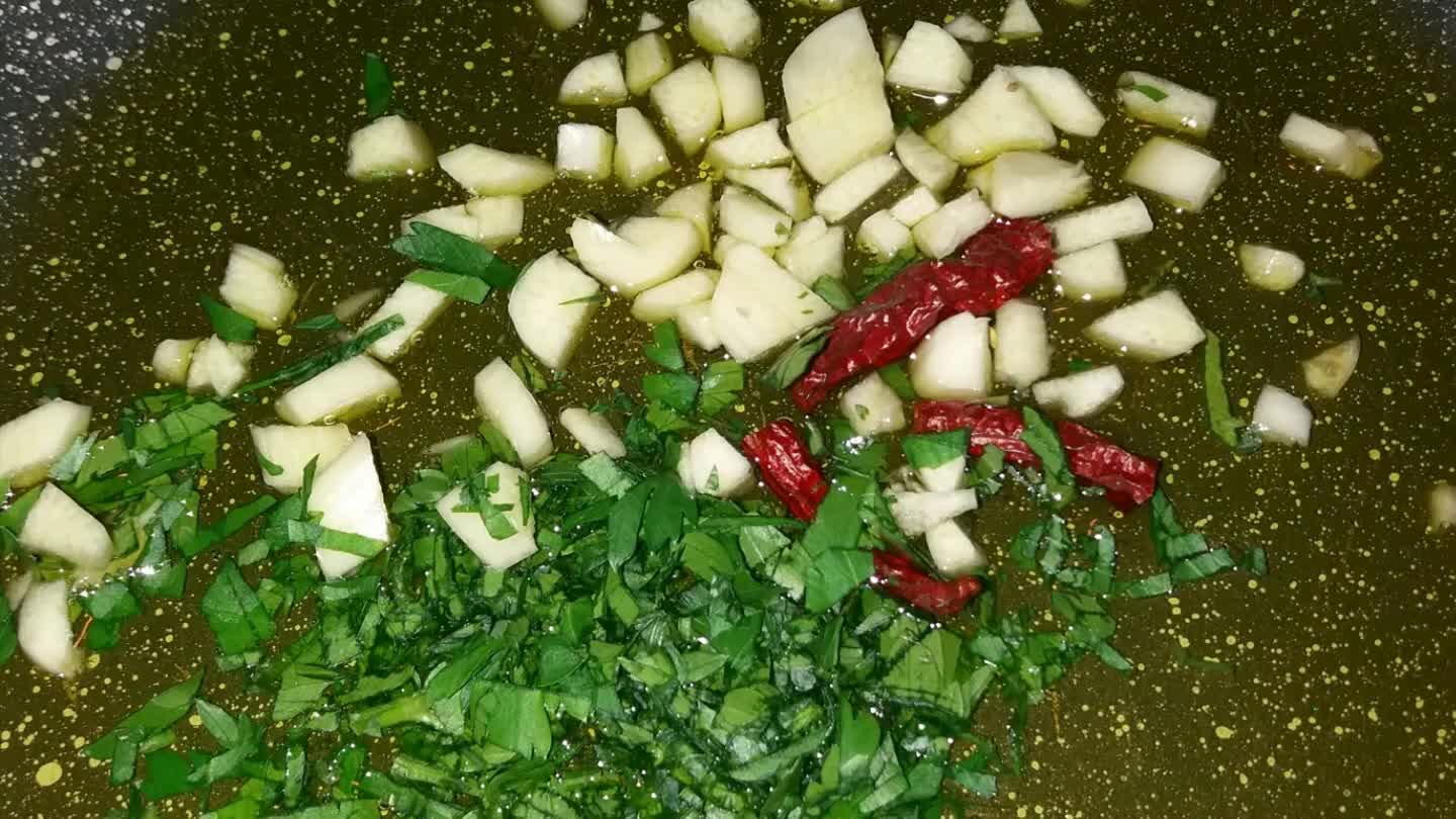 peperoncino ... mettiamo anche l'acqua x la pasta ...