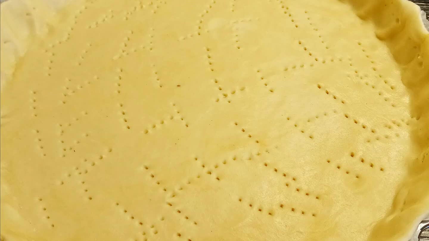 ssayer de les fusionner à la farine avec le beurre rajouter, les oeufs et l'eau, que vous mélangées ensuite en formant une boule que vous applatirez en la forme de votre moule que vous aurez soit étalé de beurre soit recouvaire de papier cuison.