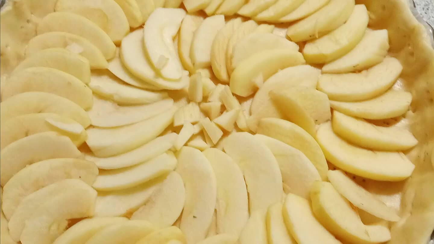 de pomme vous pourrez verser votre préparation dans le plat et enfournez le au four à 180 c° pendant 25 minute tous sa à la main mais n'oublie pas de te les laver .
