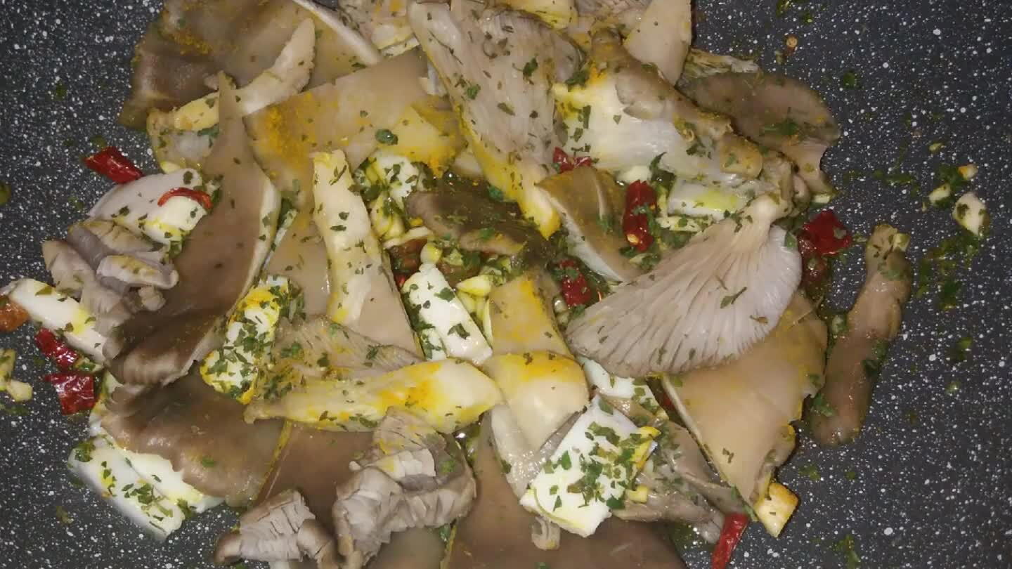 sso ...dopo sucessivamente spolverare di malloreddos ... continuare la cottura a fuoco basso ...irrorare con il vino...