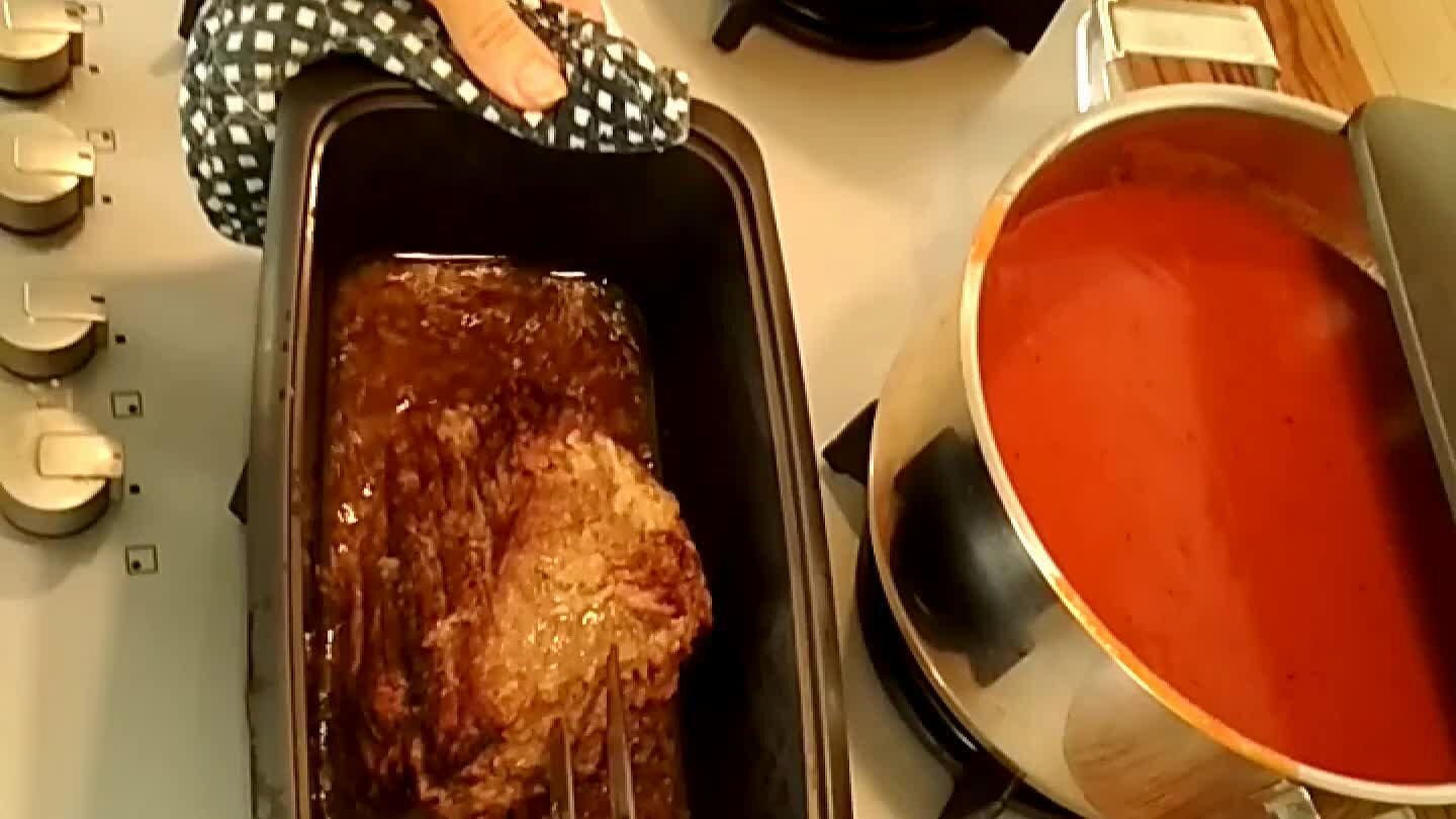 krájíme na plátky a výpek vlijeme do omáčky.