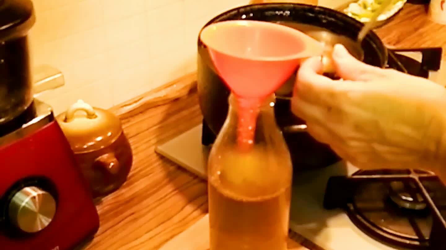 hováváme v temnu a chladu. Po otevření v lednici.