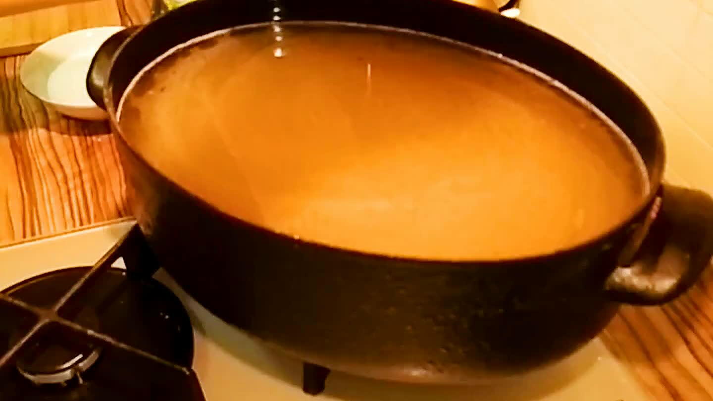 Sirup zahříváme dokud nezačne probublavat. Sebereme pěnu.