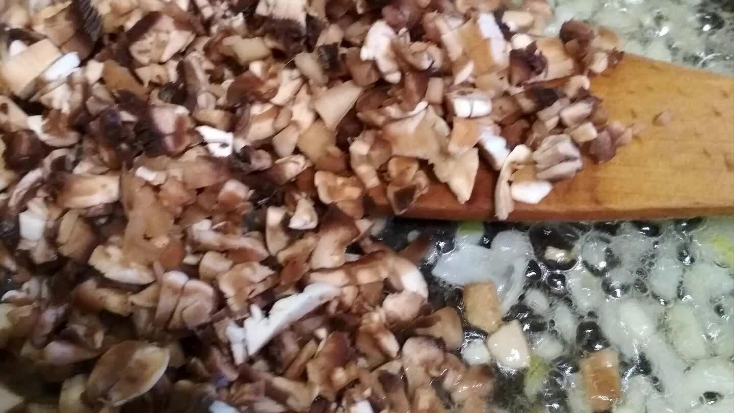 i odrobiną oliwy zeszklij lekko cebulę, a następnie dodaj pieczarki