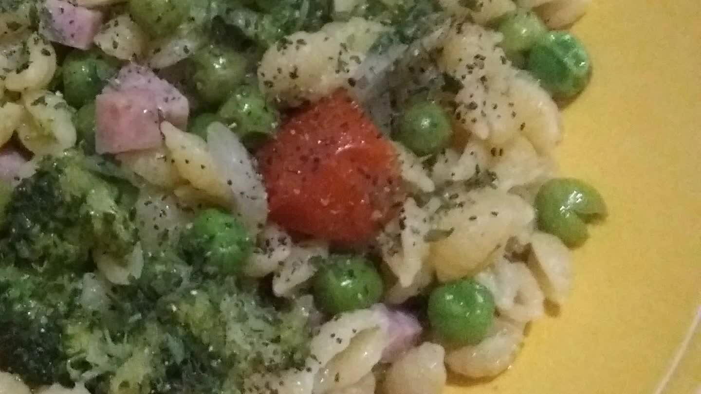etti i piselli e i pomodorini tagliati a metà con i cubetti di carne ...