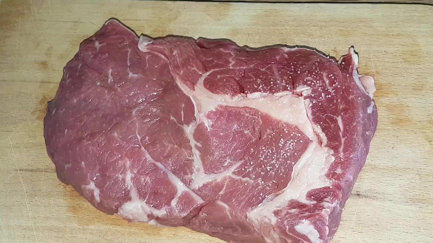 kodja a fűszert a húsra.