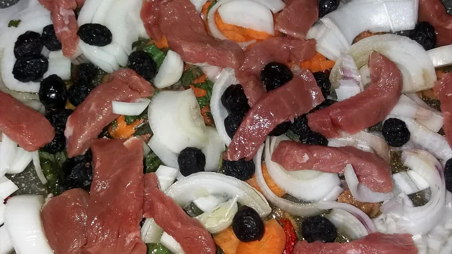 oglie di menta ,aggiungere una manciata di olive nere seccate al sole , aggiungere un pizzico di sale grosso e un peperoncino rosso tagliato a pezzi , carota a rondelle.