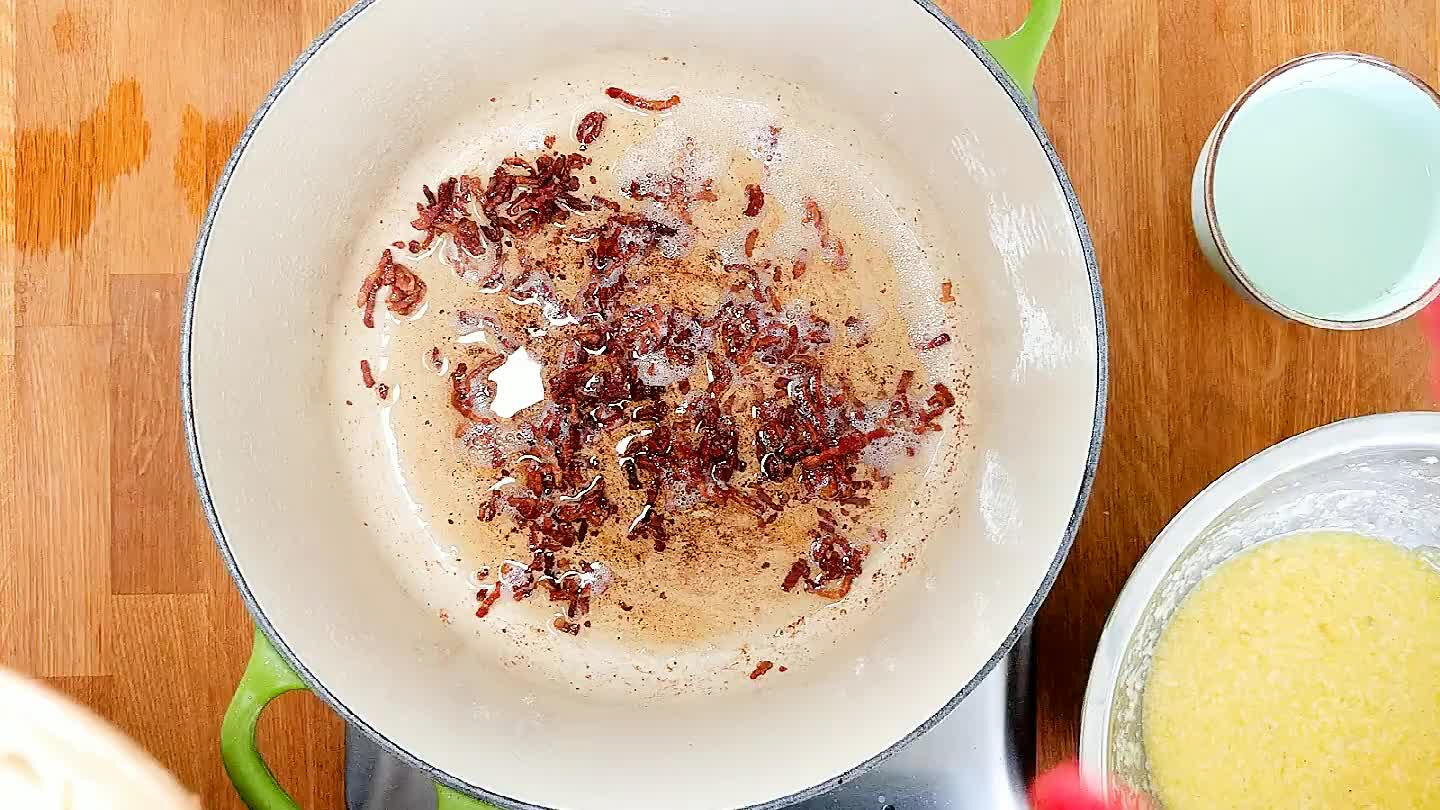 kocht werden, gerade kurz vor al dente. Auf der Packung ist eine empfohlene Kochdauer angegeben. Wählen Sie das untere Ende der angegebenen Zeitspanne. Nehmen Sie die Spaghetti mit Zangen heraus.