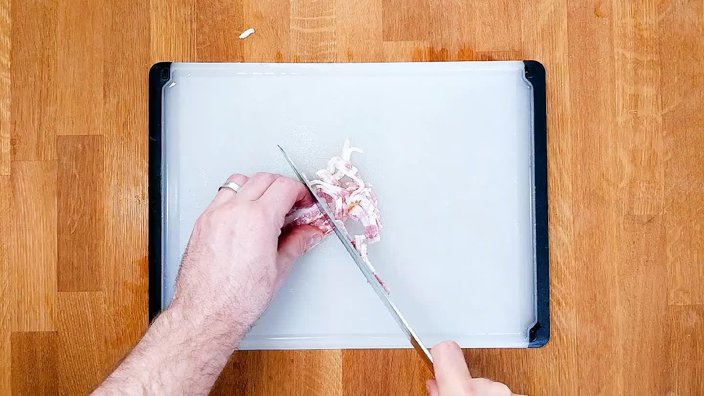 eren hierfür sehr gut. Ich bevorzuge Pancetta, da bei diesem die Gewürze etwas mehr herausstechen. Er ist aber oftmals teurer und schwieriger zu finden als Schinken.