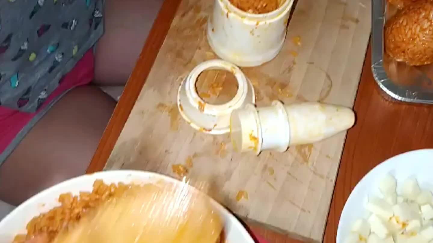 lizzarlo. Metto un pó di riso, creo lo spazio necessario per mettere il ragú e il caviocavallo a cubetti, poi chiudo con altro riso