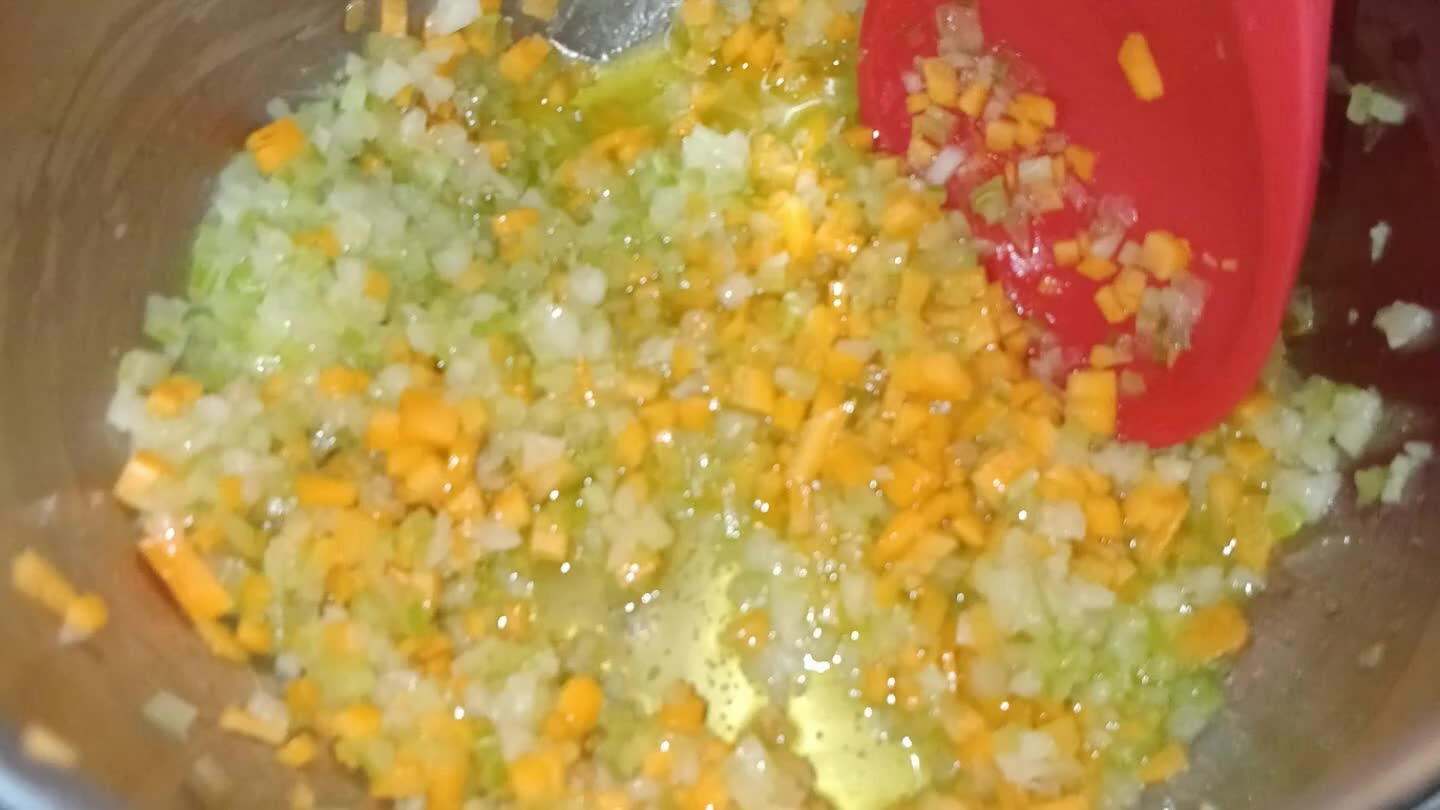 re macinato, far rosolare per altri 3 minuti e poi aggiungere concentrato e cuocere per altri 3 minuti. P.s. nel ragú aggiungete anche i piselli io sono allergica purtroppo 😢