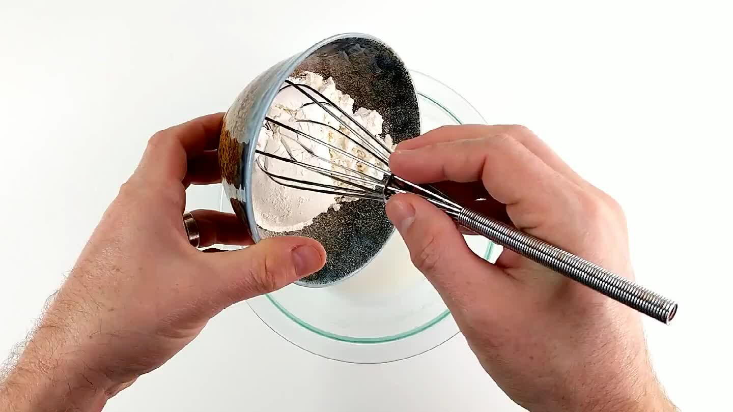 create some lumps. So, first we mix the flour with a portion of the cold milk to make a smooth paste.