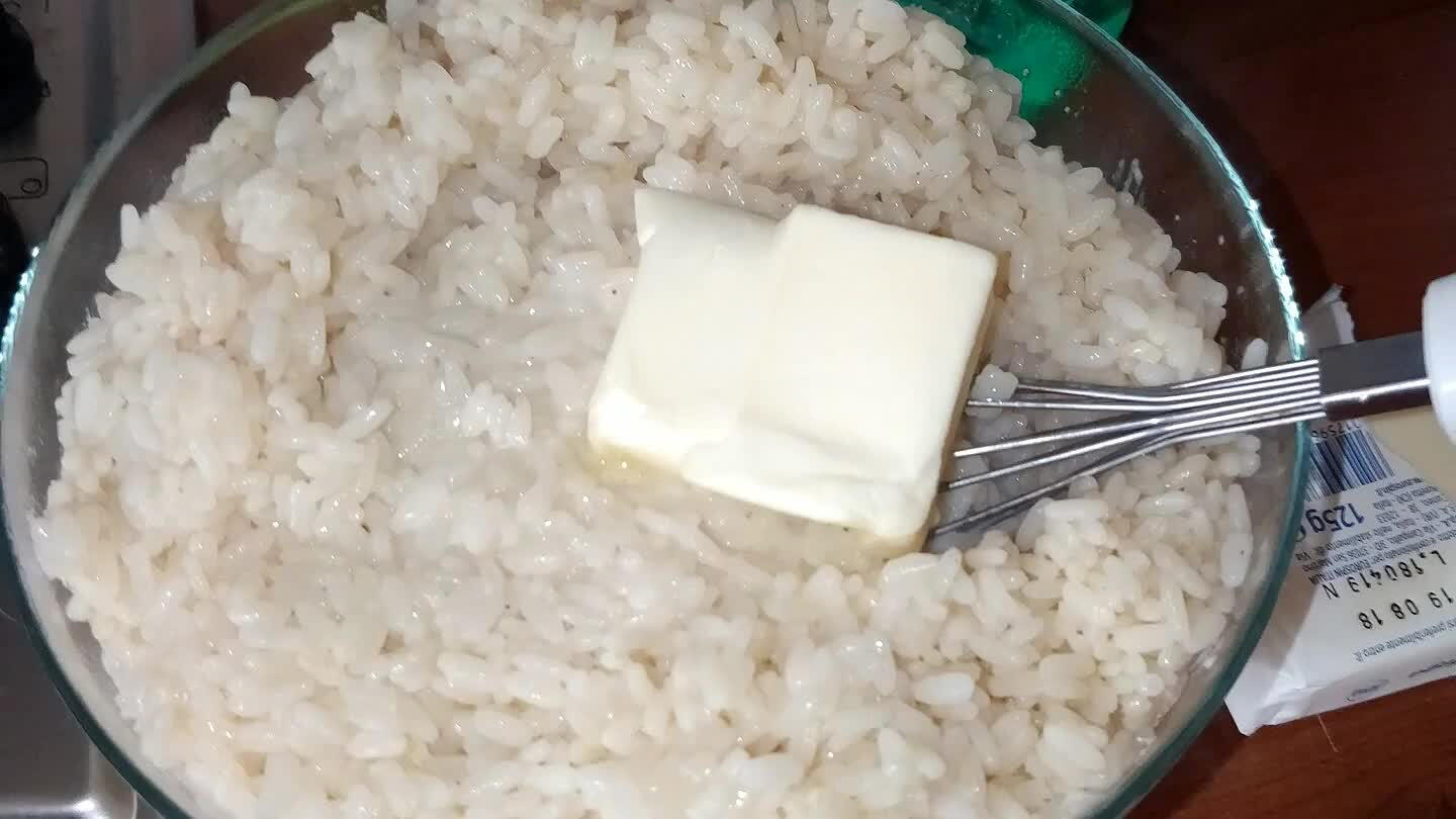 utandosi con una frusta