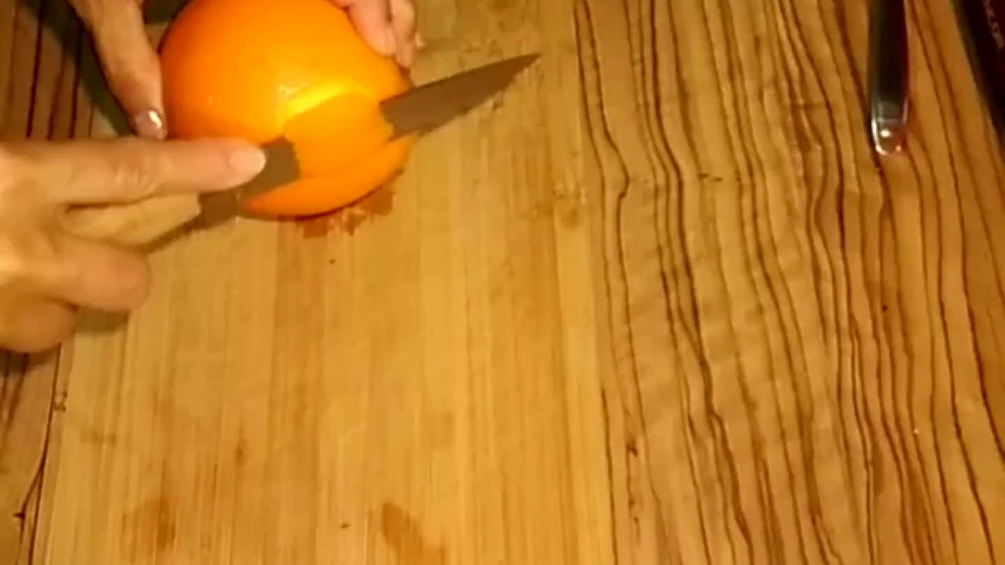 eranč zbavíme slupek a přidáme také do výluhu.